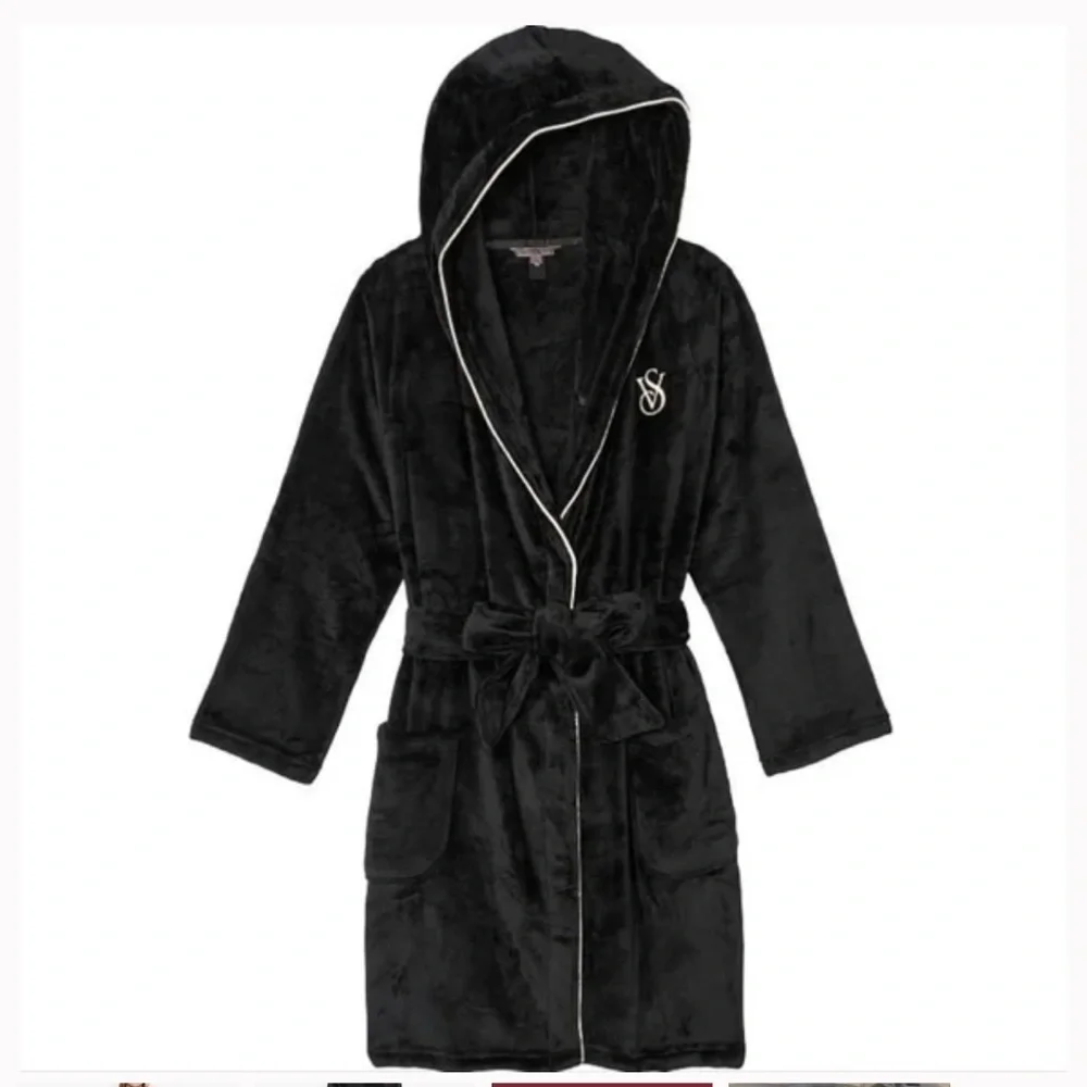 Victoria’s Secret Plush Cozy Hooded Soft Short Robe in Black - Picture 3 of 3